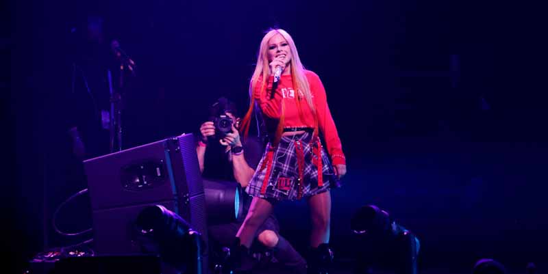 Avril Lavigne thinks it is worth taking a chance on love