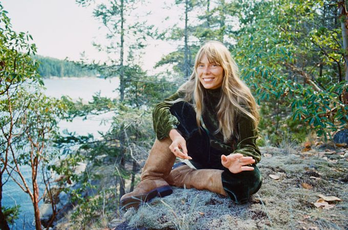 Joni Mitchell Shares ‘In France They Kiss On The Main Street’ Remaster