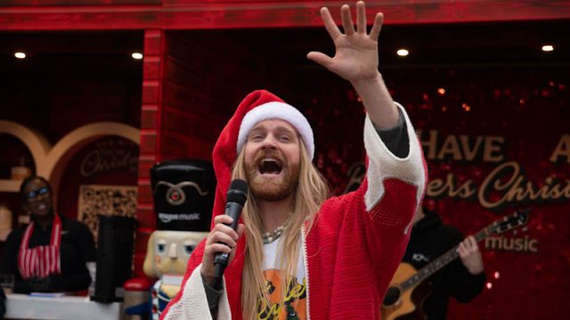 Sam Ryder doing a pop up performance of his Amazon Music Original track You're Christmas To Me on London's Southbank