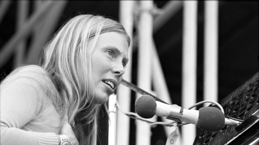 ‘Court And Spark’: A Track-By-Track Guide To Joni Mitchell’s 1974 Masterpiece