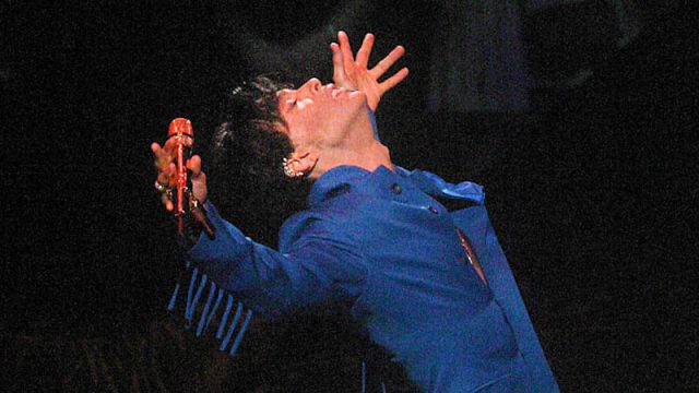 Prince performing at Madison Square Gardens, NYC, on his Musicology tour, 1 June 2005